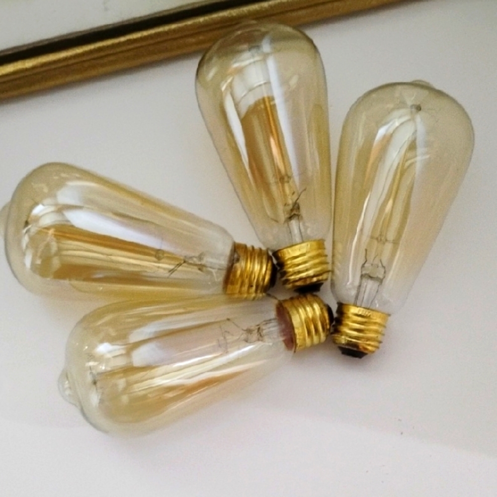 set of 4 incandescent 💡s.